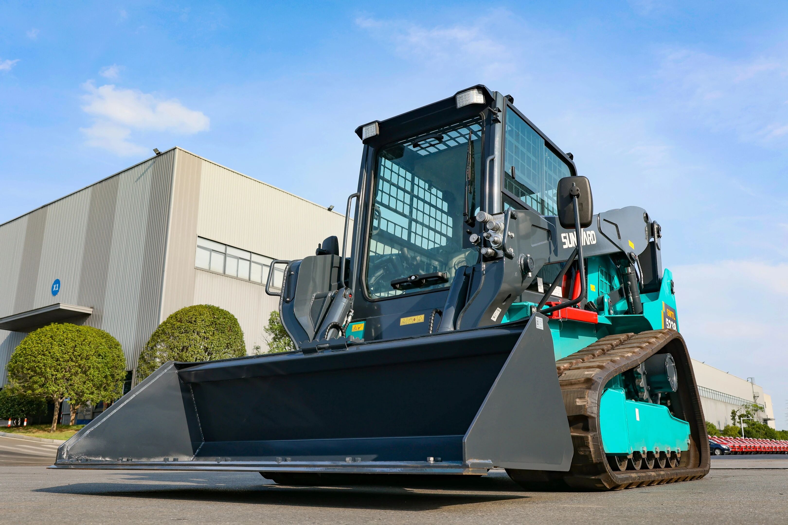 高端装备再获国际认可！宝运莱智能最大吨位垂直举升履带式滑移装载机批量发往北美