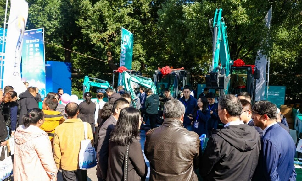 宝运莱智能微挖“天团”闪耀武汉，引领绿色施工潮流