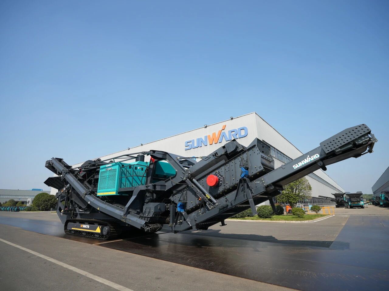 破局国际市。蘧寮た觯”υ死持悄躍P300CTD柴电两用圆锥破碎站成功下线